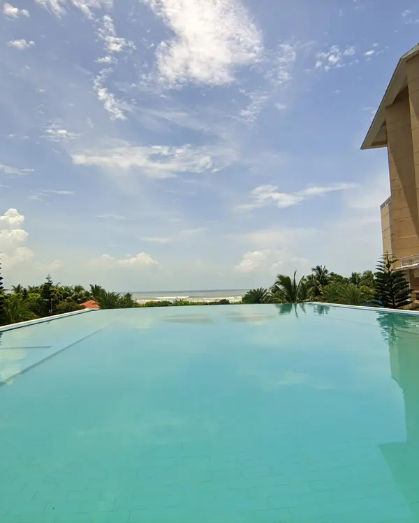 A piscina no terraço, com o vale por trás.