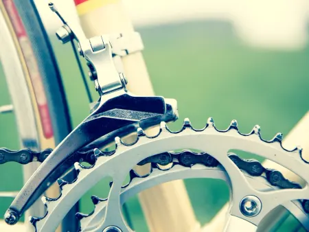 O pedaleiro e o desviador de uma bicicleta, de perto.